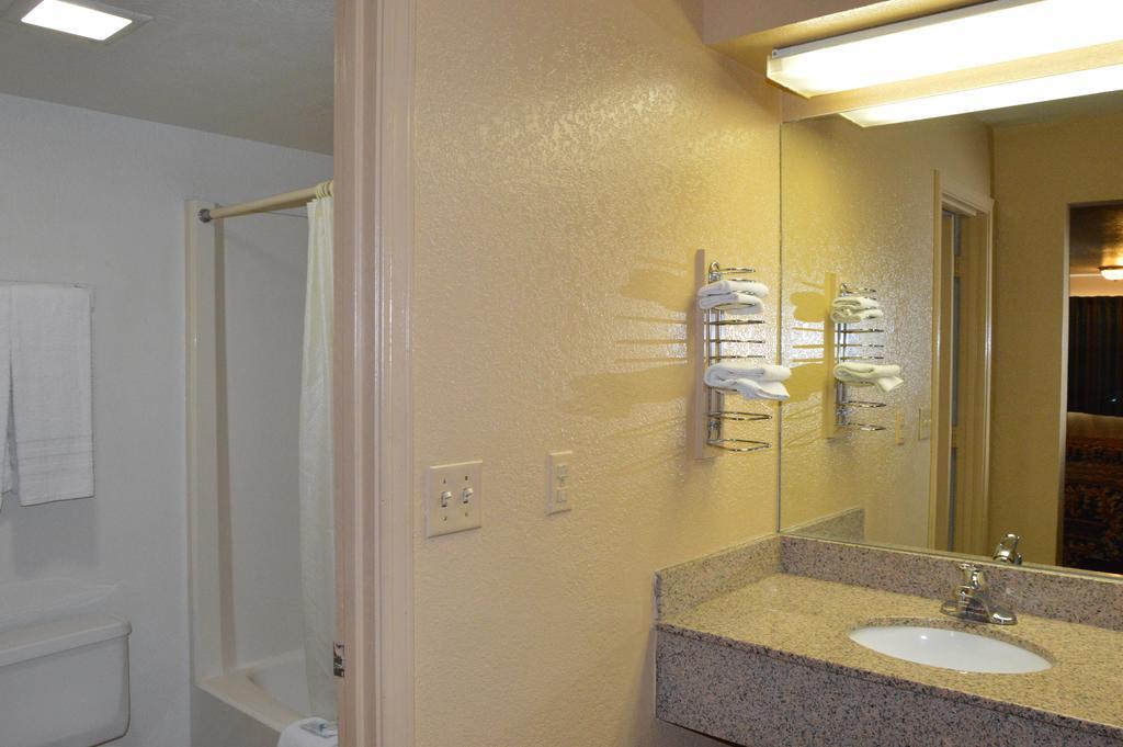 Delux Inn Tulsa Bagian luar foto