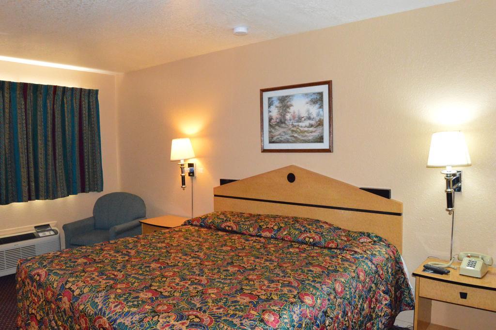 Delux Inn Tulsa Bagian luar foto
