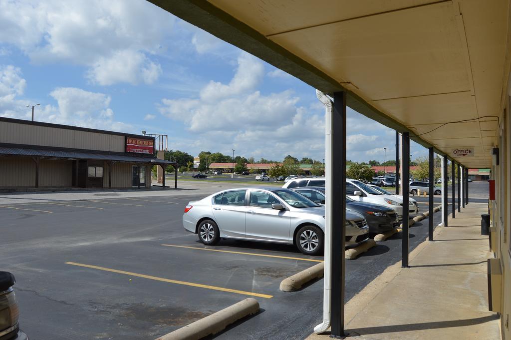 Delux Inn Tulsa Bagian luar foto