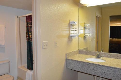 Delux Inn Tulsa Bagian luar foto